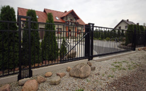 fot. Plast-Met_Systemy _Ogrodzeniowe-model Jaspis Idzie wiosna – zaplanuj aranżację swojego ogrodu