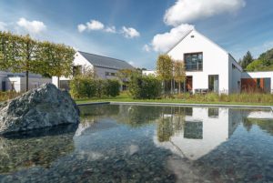 Oaza komfortu – Sielski spokój, otoczenie drzew