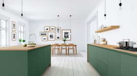 Kuchnia w drewnie i kolorze. Tak możesz ją urządzić!
