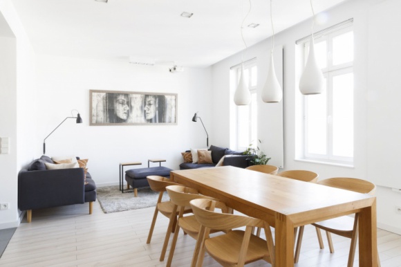 Minimalizm w kolorach bieli, drewna i szarości