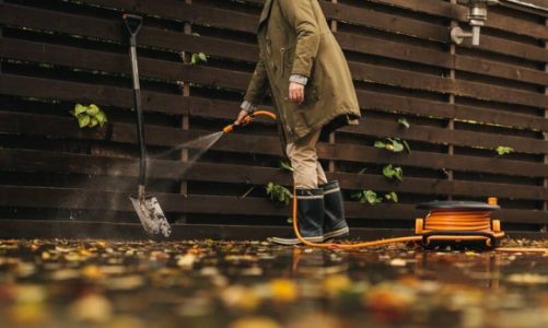 Czyszczenie sprzętu ogrodowego – bębny z wężem w akcji