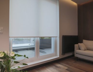 Rolety wolnowiszące prosto z okna na ścianę – poznaj jeden z trendów